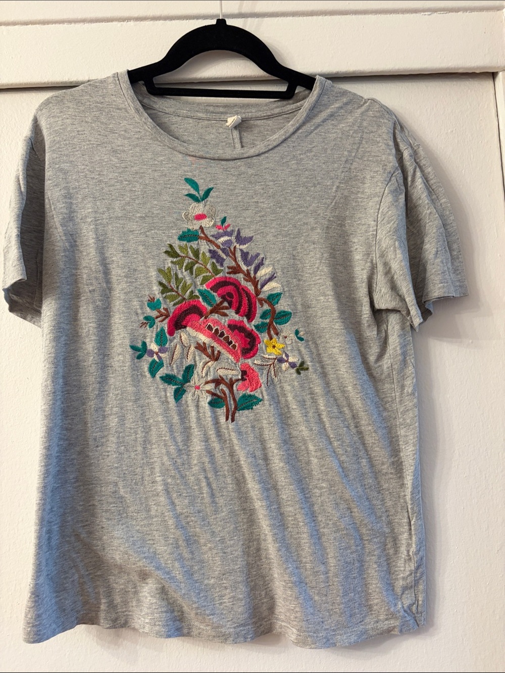 Embroidered Floral Short Sleeve Tee - Gray